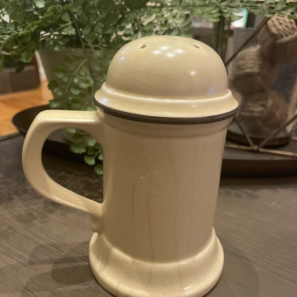 Vintage Pfaltzgraff Village large handled spice cheese shaker, 4 holes muffineer - Picture 2 of 5